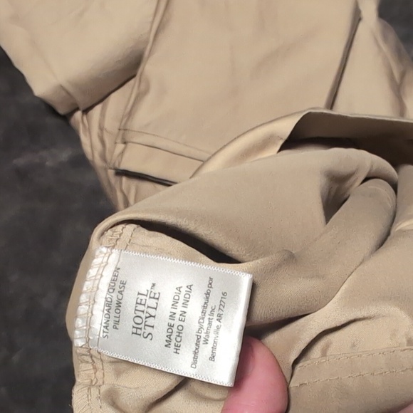 Beige Hotel Style fullsize bed sheets - Picture 2 of 4